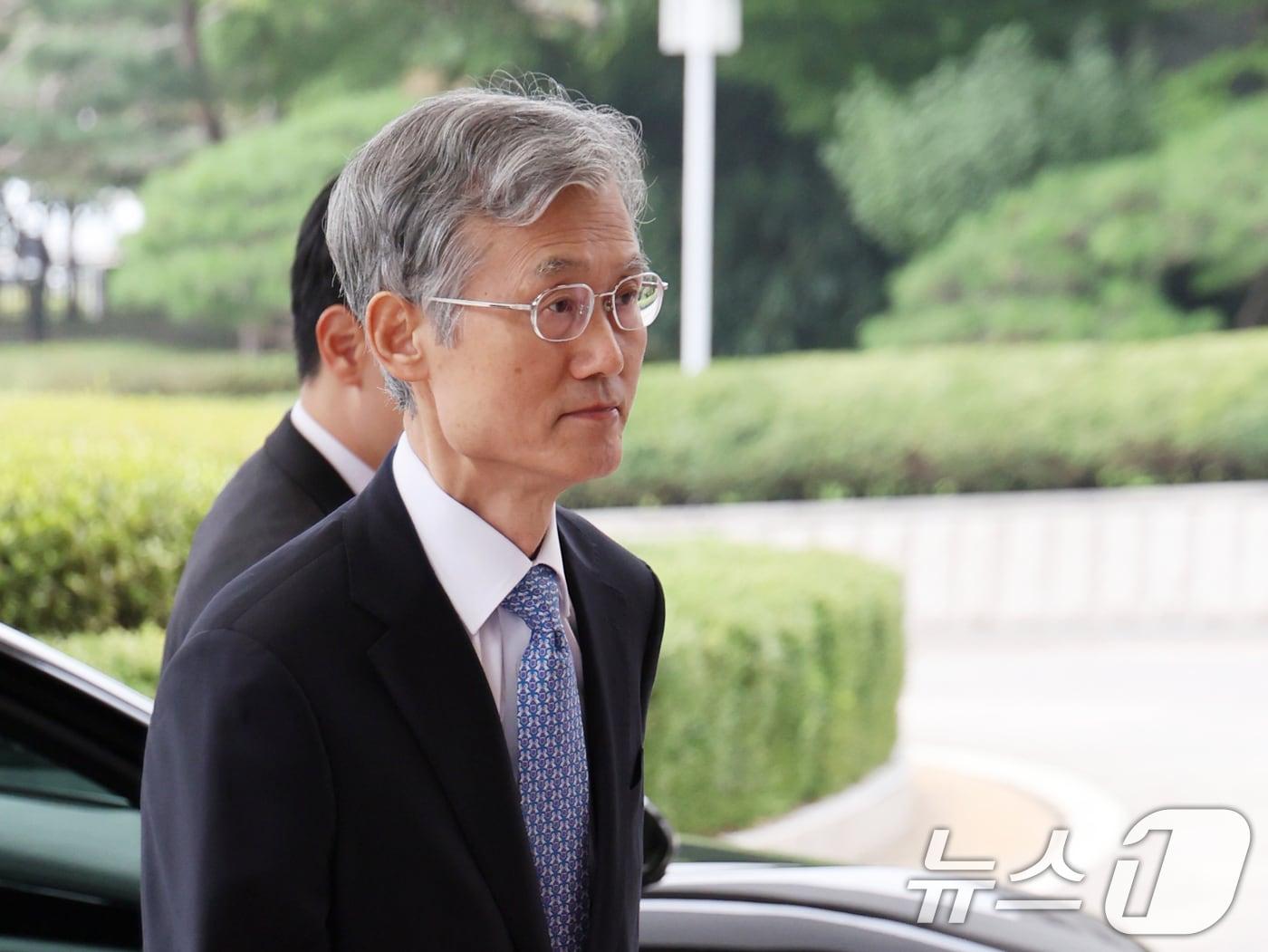 본문 이미지 - 조희대 대법원장이 30일 오전 서울 서초구 대법원으로 출근하고 있다. 조 대법원장은 이날 예정된 국회 법제사법위원회의 ‘대법원장 대선 개입 의혹 긴급 청문회&#39;에 불출석 사유서를 제출한 상황이다. 2025.9.30/뉴스1 ⓒ News1 황기선 기자