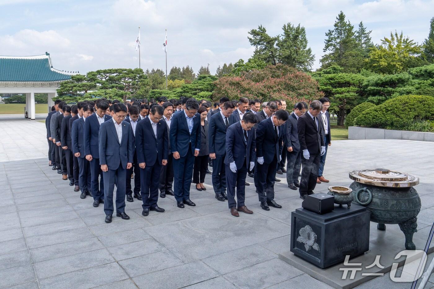 한화에어로스페이스와 한화시스템, 한화오션 임직원들이 29일 국립서울현충원에서 순국선열과 호국영령을 위해 참배하고 있다(한화에어로 제공)