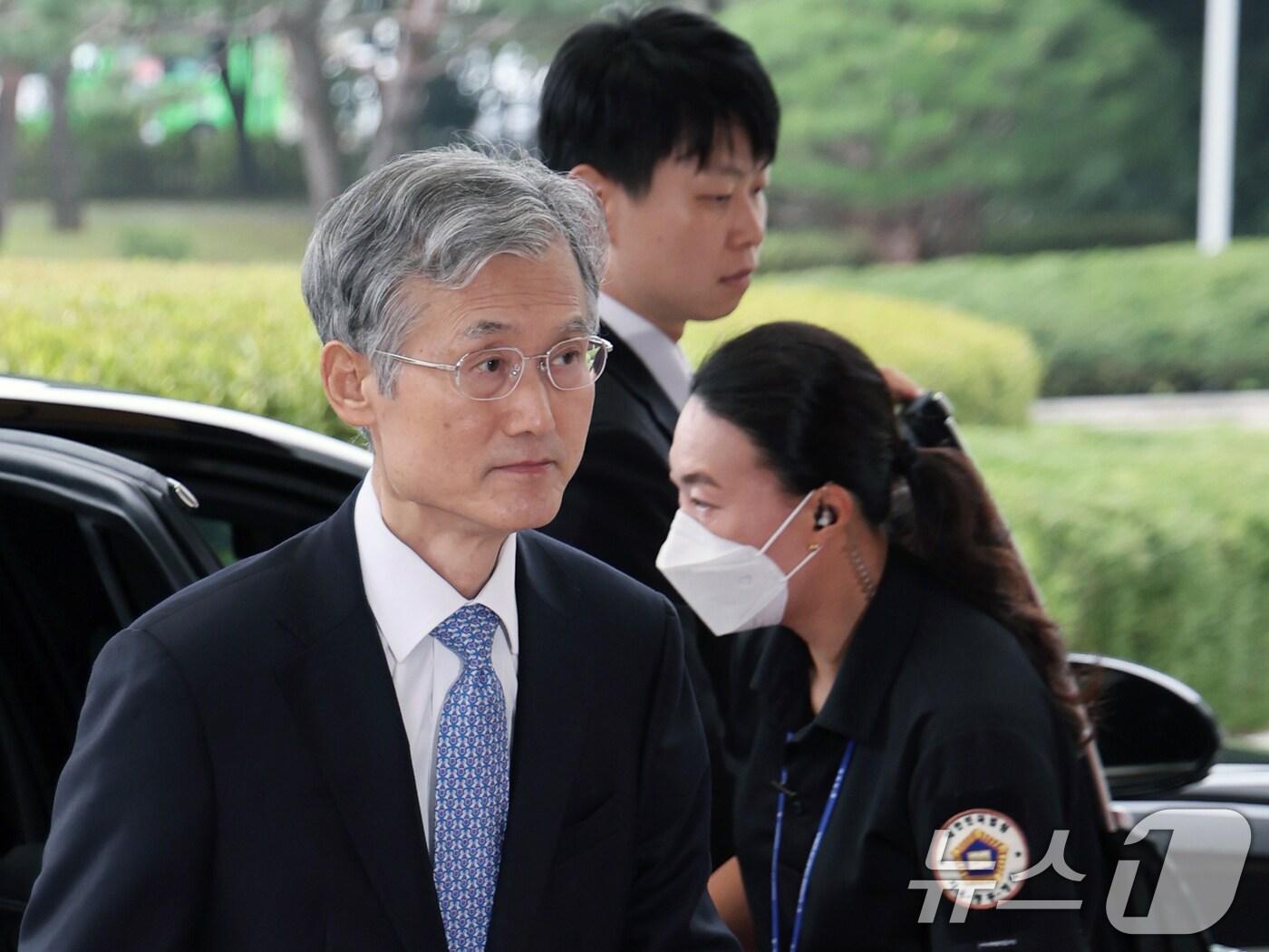 본문 이미지 - 조희대 대법원장이 30일 오전 서울 서초구 대법원으로 출근하고 있다. 조 대법원장은 이날 예정된 국회 법제사법위원회의 ‘대법원장 대선 개입 의혹 긴급 청문회'에 불출석 사유서를 제출한 상황이다. 2025.9.30/뉴스1 ⓒ News1 황기선 기자