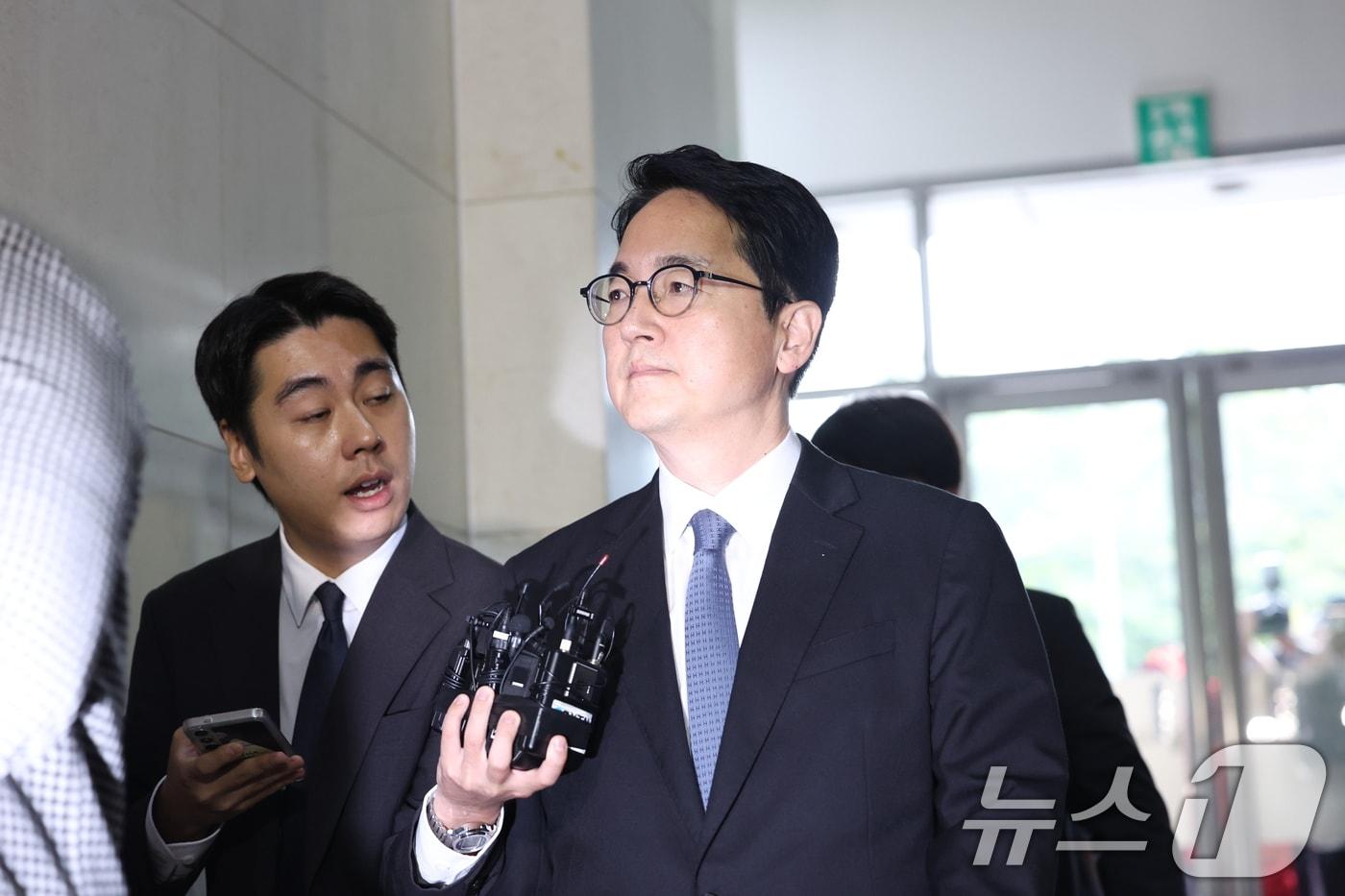 심우정 전 검찰총장이 30일 오전 서울 서초구 서초중앙로 해병대원 순직 사건 관련 의혹을 수사하는 순직해병특검팀&#40;특별검사 이명현&#41;으로 이종섭 호주대사 임명 및 도피성 출국 관련 피의자 신분으로 소환되고 있다. 2025.9.30/뉴스1 ⓒ News1 박정호 기자