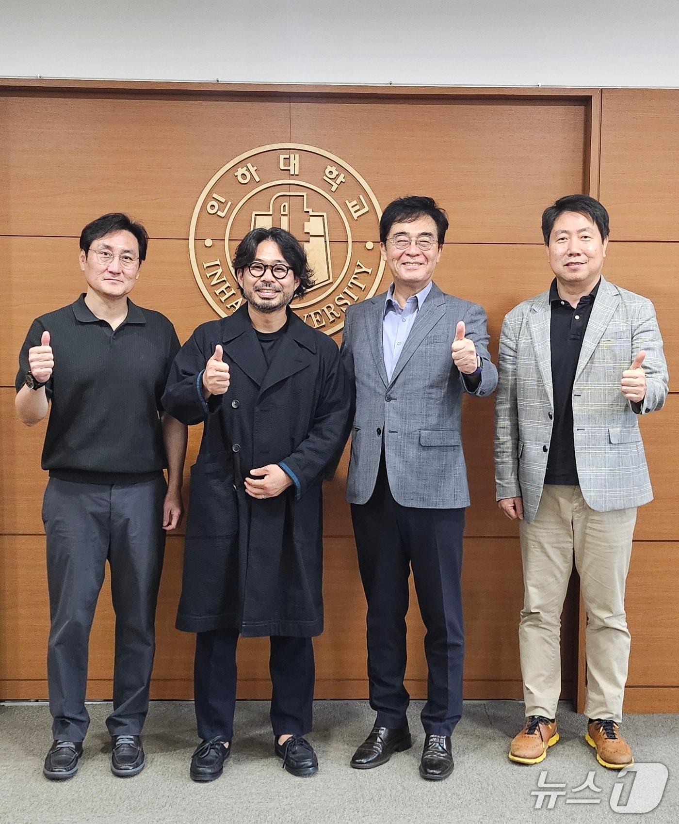 본문 이미지 - 인하대 조명우 총장 등이 암 정복 프로젝트 ‘캔서문샷(Cancer Moonshot)’에서 위암 연구를 주도하는 황태현(컴퓨터공학과·97) 동문으로부터 AI+X센터 구축 구체화를 위한 조언을 얻은 뒤 기념사진을 촬영하고 있다. (사진 왼쪽부터) 인하대 백성현 교학부총장, 황태현 동문, 조명우 총장, 김동욱 산학협력단장.(인하대 제공. 재배포 및 DB금지)2025.9.30/뉴스1