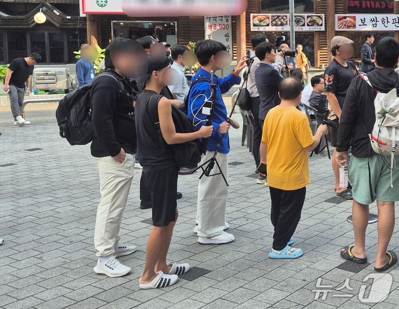 본문 이미지 - 지난 29일 오후 수도권지하철 1호선 부천역 일대 피노키오 광장에서 실시간 방송을 하고 있는 유튜버들.이시명기자/뉴스1