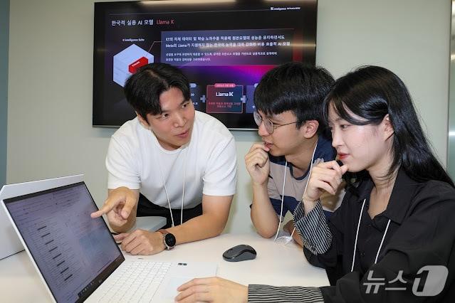 본문 이미지 - KT 직원들이 Llama K 개발 화면을 바라보는 모습&#40;KT 제공&#41;