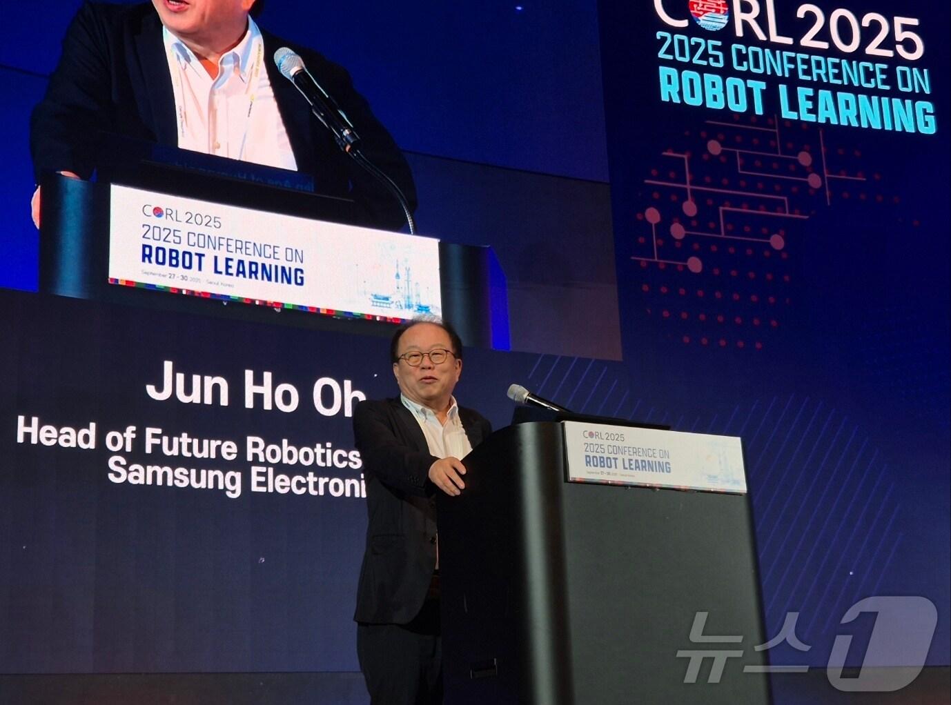 본문 이미지 - 오준호 삼성전자 미래로봇추진단장이 30일 서울 강남구 코엑스에서 열린 콘퍼런스 온 로봇 러닝(CoRL)2025에서 키노트를 하고 있다.2025.9.30/뉴스1 ⓒ News1 최동현 기자