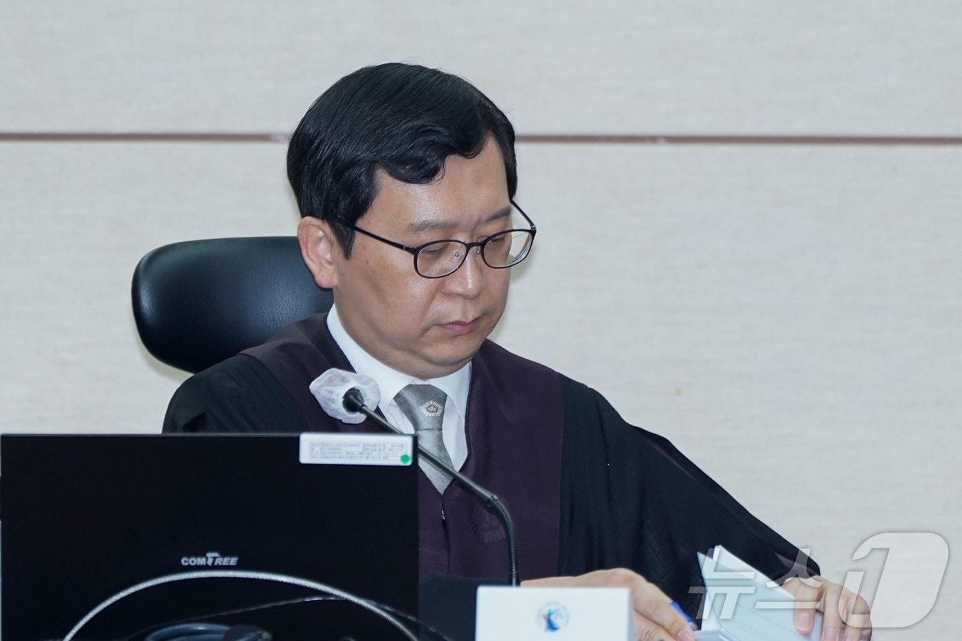 한덕수 전 국무총리의 ‘내란 우두머리 방조 혐의’ 첫 공판이 열린 30일 서울 서초구 서울중앙지법에서 이진관 부장판사가 자료를 살펴보고 있다. 2025.9.30/뉴스1 ⓒ News1 사진공동취재단