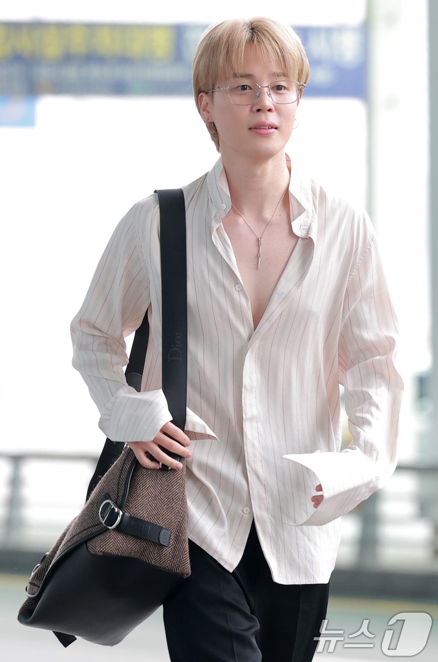 본문 이미지 - 방탄소년단&#40;BTS&#41; 지민이 풀어헤친 셔츠로 성숙한 남자의 향기를 발산했다. ⓒ News1 권현진 기자