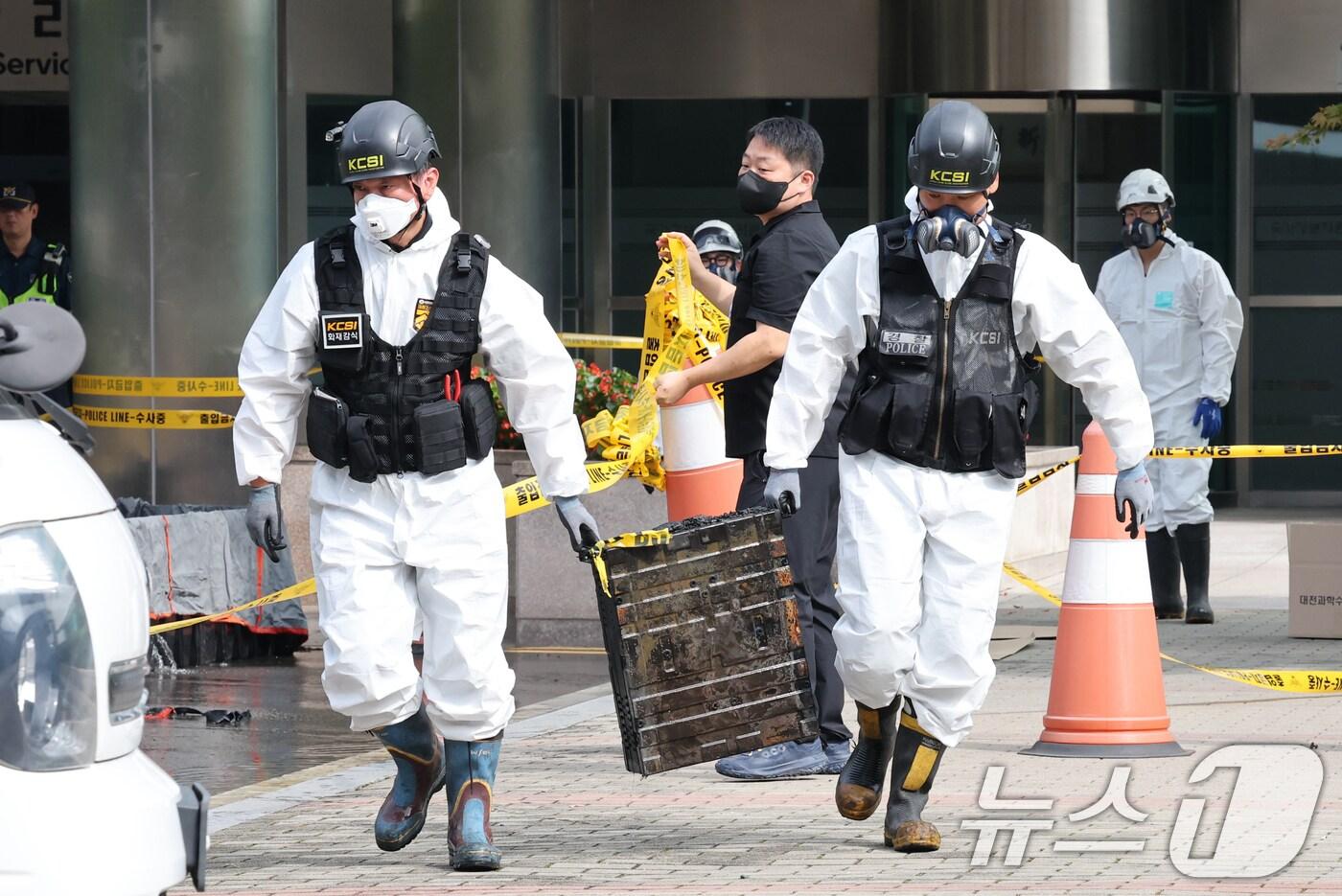 30일 오전 대전 국가정보자원관리원 화재 4일차 합동감식이 시작된 가운데, 합동감식반이 화재 현장에서 반출한 리튬이온 배터리를 운반하고 있다. 2025.9.30/뉴스1 ⓒ News1 김기태 기자
