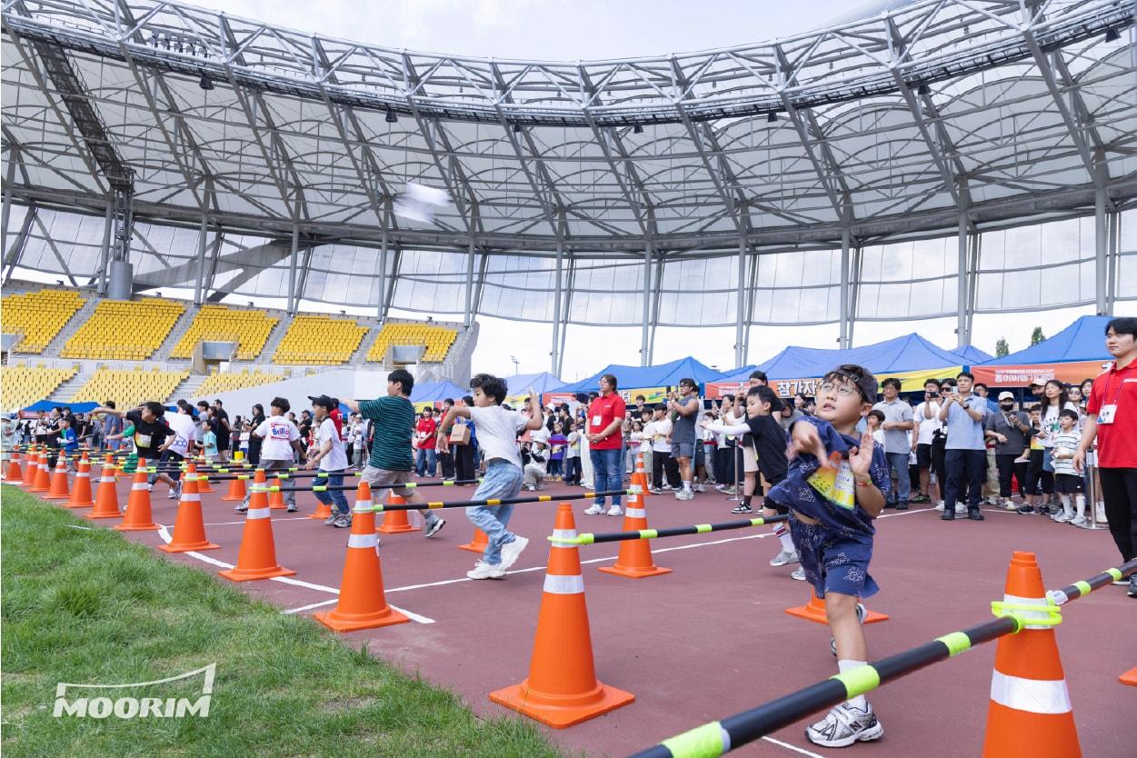 본문 이미지 - 무림의 종이비행기대회 모습 &#40;무림페이퍼 제공&#41;