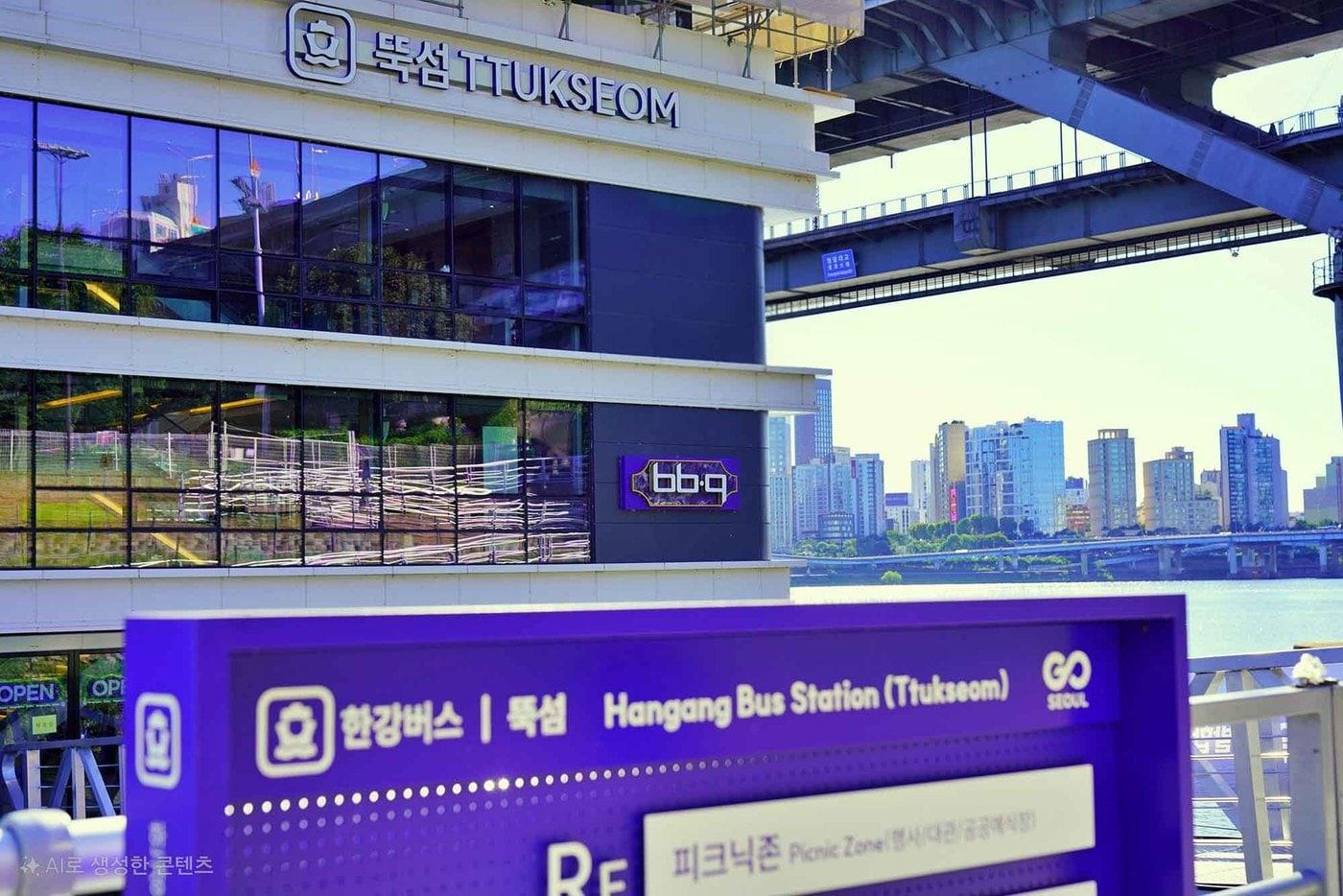 BBQ가 정식 운항에 들어가는 &#39;한강버스&#39;의 주요 선착장 5곳에 매장을 오픈했다.&#40;제너시스BBQ 제공&#41;