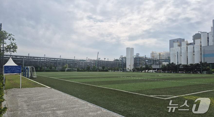 본문 이미지 - 이천시가 닥터헬기 인계점으로 신규 지정한 SK하이닉스 축구장 전경.&#40;이천시 제공&#41;