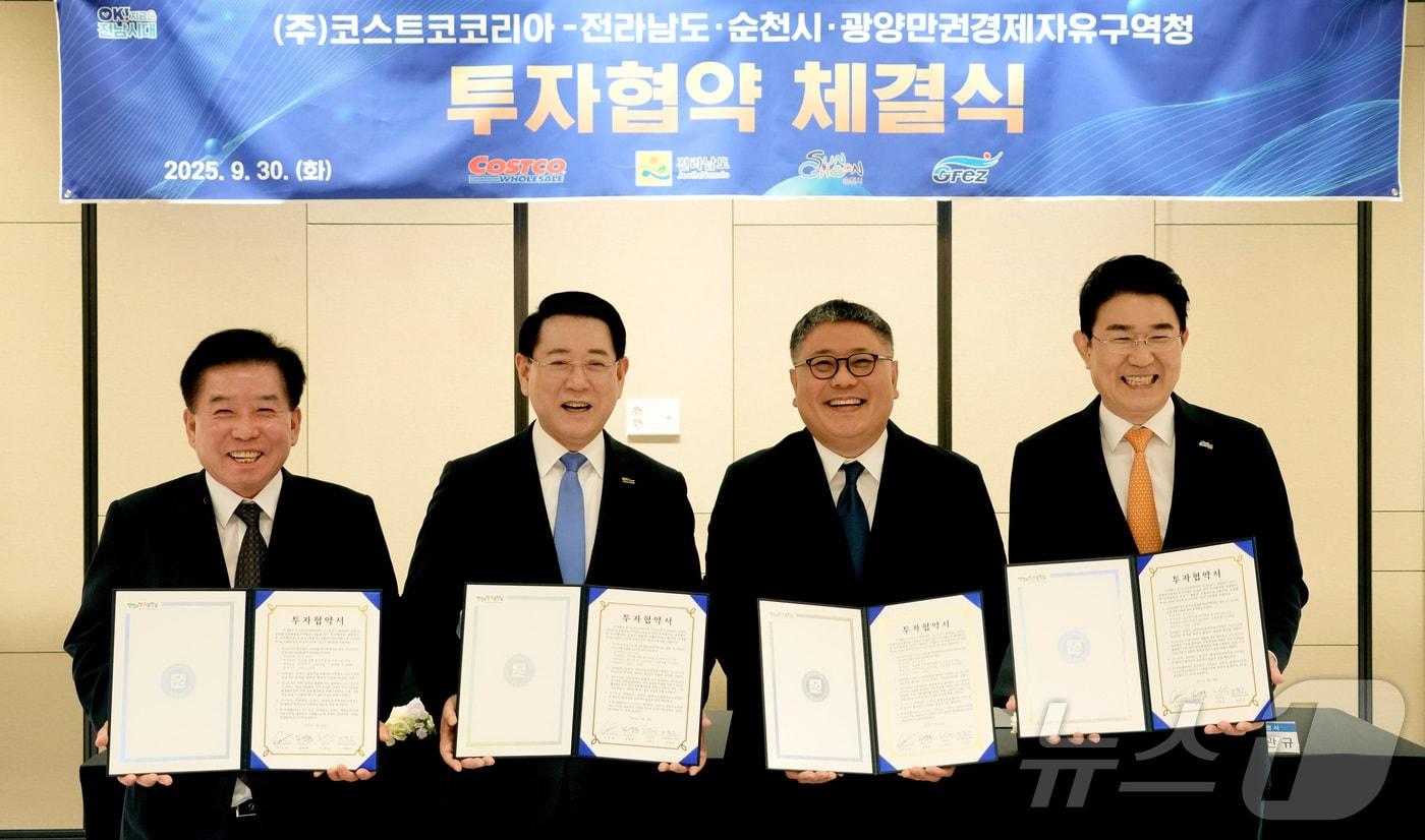 30일 서울 여의도 페어몬트 앰배서더호텔에서 ㈜코스트코리아-전라남도·순천시·광양만권경제자유구역청 투자협약을 체결하고 있다.&#40;왼쪽부터 구충곤 광양경자청장, 김영록 전남도지사, 조민수 코스트코 대표, 노관규 순천시장&#41;&#40;전남도 제공. 재판매 및 DB금지&#41;2025.9.30/뉴스1
