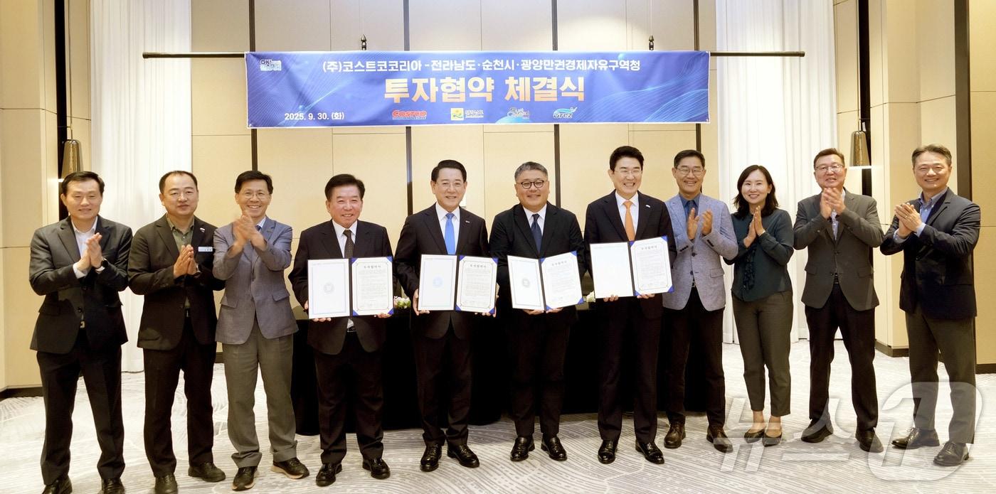 본문 이미지 - 김영록 전라남도지사가 서울 여의도 페어몬트 앰배서더호텔에서 ㈜코스트코리아-전라남도·순천시·광양만권경제자유구역청 투자협약을 체결하고 있다.(전남도 제공. 재판매 및 DB금지) 2025.9.30 ⓒ 뉴스1 전원 기자