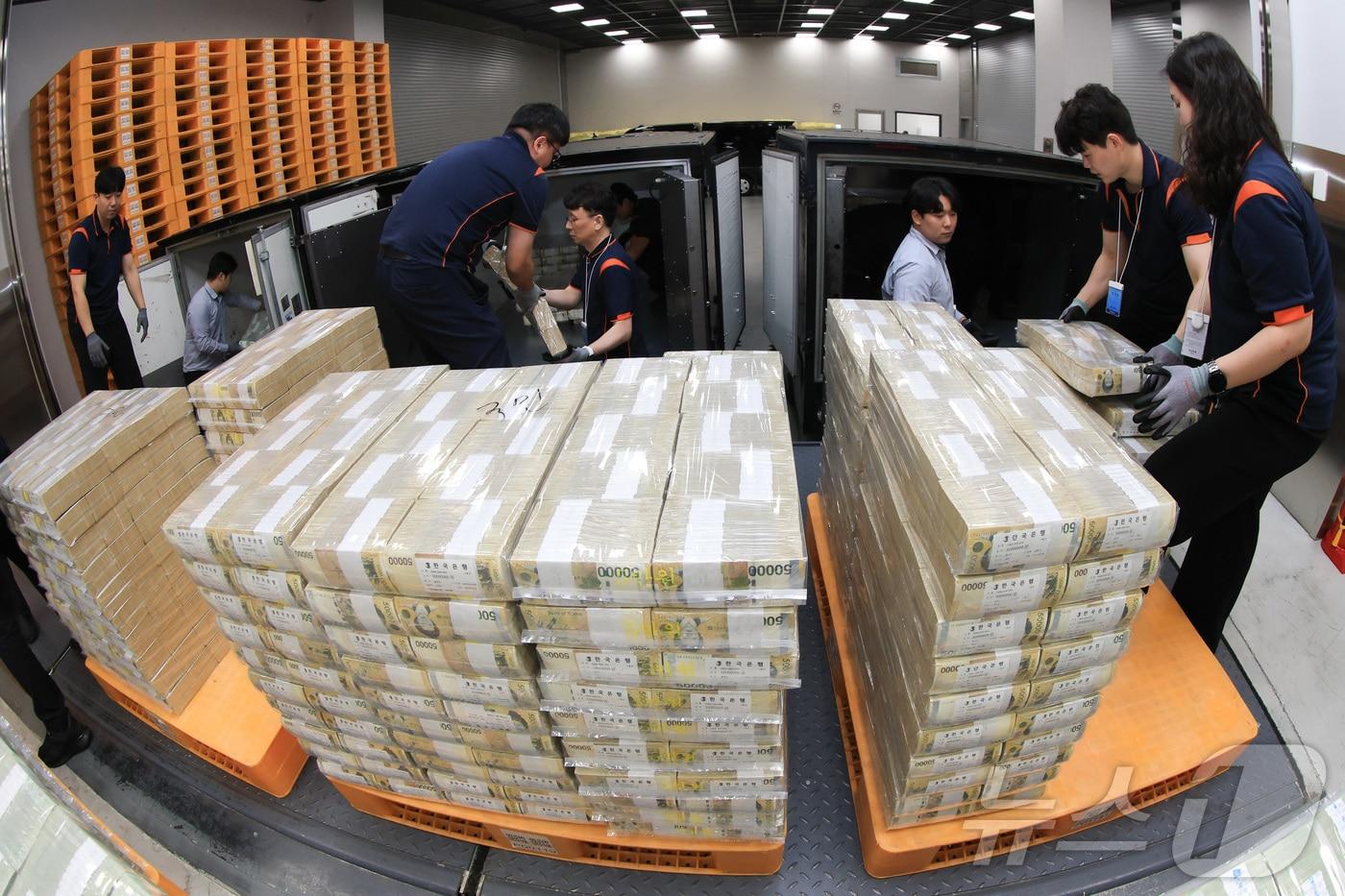 30일 서울 중구 한국은행 화폐수납장에서 관계자들이 추석 화폐 공급을 하고 있다. 2025.9.30/뉴스1 ⓒ News1 사진공동취재단