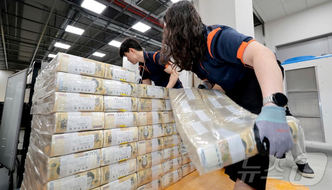 30일 서울 중구 한국은행 화폐수납장에서 관계자들이 추석 화폐 공급을 하고 있다. 2025.9.30/뉴스1 ⓒ News1 사진공동취재단