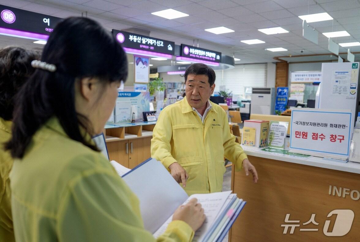 본문 이미지 - 이재영 충북 증평군수가 전산 장애가 발생한 민원실을 둘러보고 있다.(증평군 제공)/뉴스1