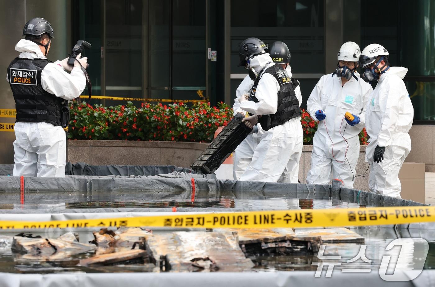 30일 오전 대전 국가정보자원관리원 화재 4일차 합동감식이 시작된 가운데, 합동감식반이 화재 현장에서 반출한 리튬이온 배터리를 간이수조에서 건져 내고 있다. 2025.9.30/뉴스1 ⓒ News1 김기태 기자