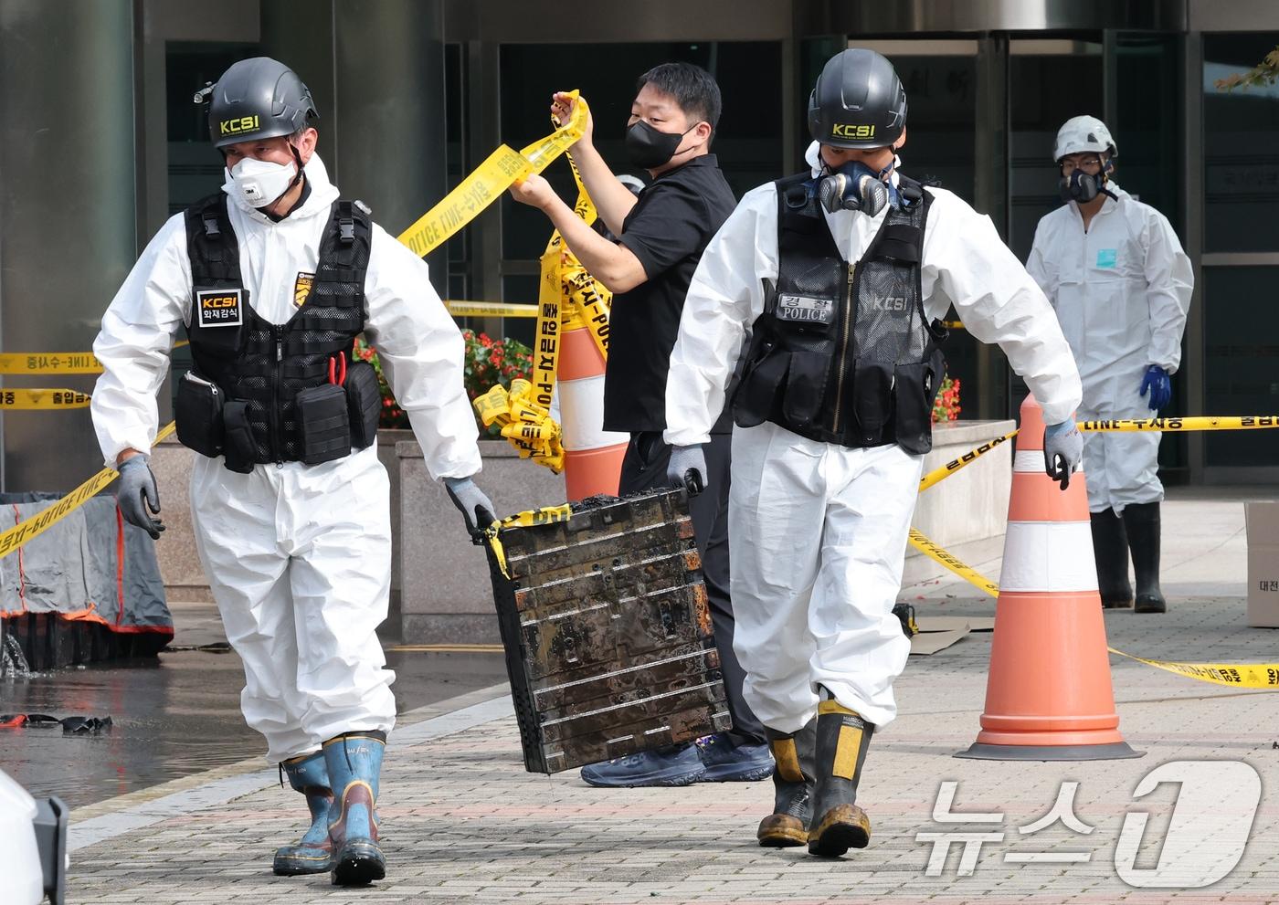 대전 국가정보자원관리원 화재 4일차 합동감식이 시작된 가운데, 합동감식반이 화재 현장에서 반출한 리튬이온 배터리를 운반하고 있다. 2025.9.30/뉴스1 ⓒ News1 김기태 기자