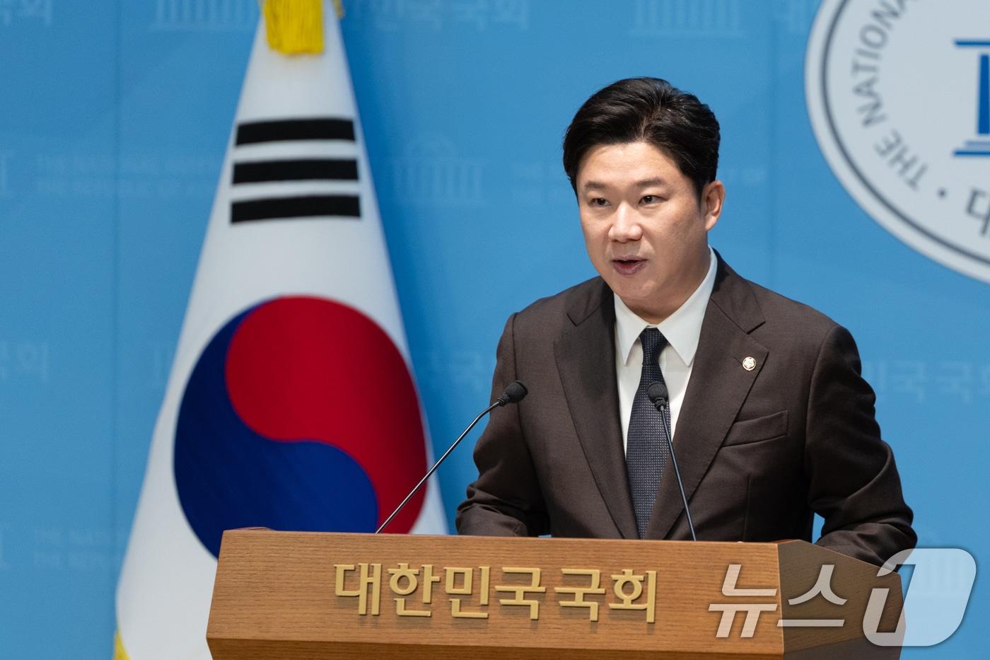 진종오 국민의힘 의원이 30일 서울 여의도 국회 소통관에서 '민주당 종교단체 신도 3천명 경선 활용 시도 의혹' 기자회견을 하고 있다. 2025.9.30/뉴스1 ⓒ News1 이승배 기자