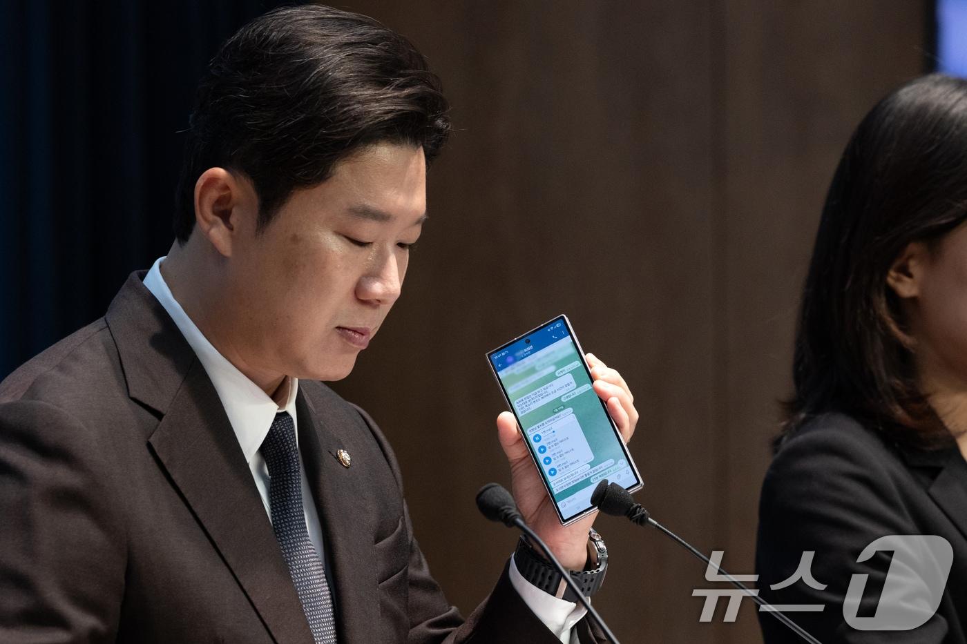 진종오 국민의힘 의원이 30일 서울 여의도 국회 소통관에서 '민주당 종교단체 신도 3천명 경선 활용 시도 의혹' 기자회견을 하며 보좌관이 전달해준 의혹 관련 녹취록을 재생시키고 있다. 2025.9.30/뉴스1 ⓒ News1 이승배 기자