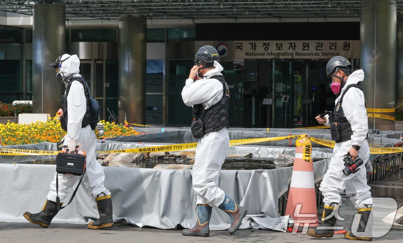 30일 오전 대전 국가정보자원관리원 화재 4일차 합동감식이 시작된 가운데, 합동감식반이 화재 현장에서 분주한 모습을 보이고 있다. 2025.9.30/뉴스1 ⓒ News1 김기태 기자