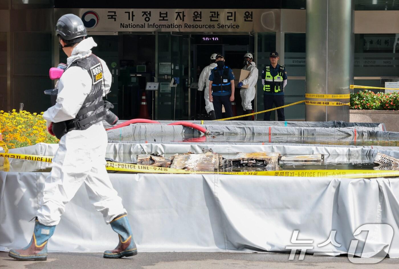 30일 오전 대전 국가정보자원관리원 화재 4일차 합동감식이 시작된 가운데, 합동감식반이 화재 현장에서 분주한 모습을 보이고 있다. 2025.9.30/뉴스1 ⓒ News1 김기태 기자