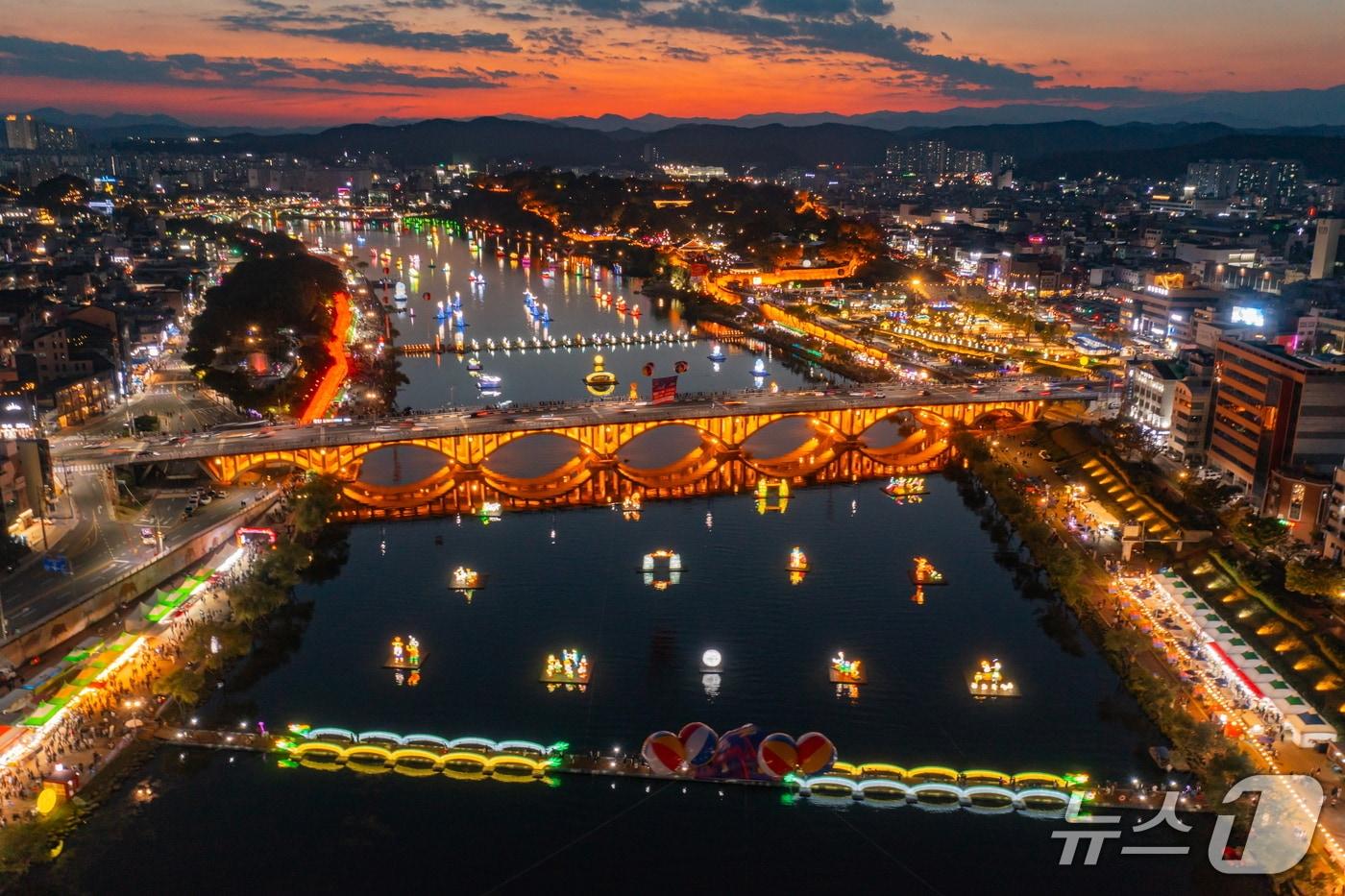 진주남강유등축제 행사장&#40;진주시 제공. 재판매 및 DB금지&#41;.