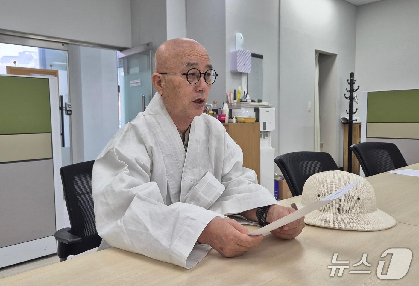 충북 옥천군 가산사 주지 지원 스님이 30일 충북도청 기자실을 찾아 &#39;대한 광복 80주년 기념과 한일 평화의 날&#39; 행사 계획을 설명하고 있다.