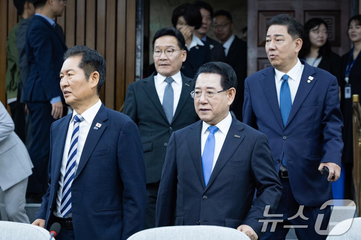본문 이미지 - 정청래 더불어민주당 대표와 김영록 전라남도지사, 김병기 원내대표가 30일 서울 여의도 국회에서 열린 2025 더불어민주당 전라남도 예산정책협의회에 참석하고 있다. 2025.9.30 ⓒ 뉴스1 유승관 기자