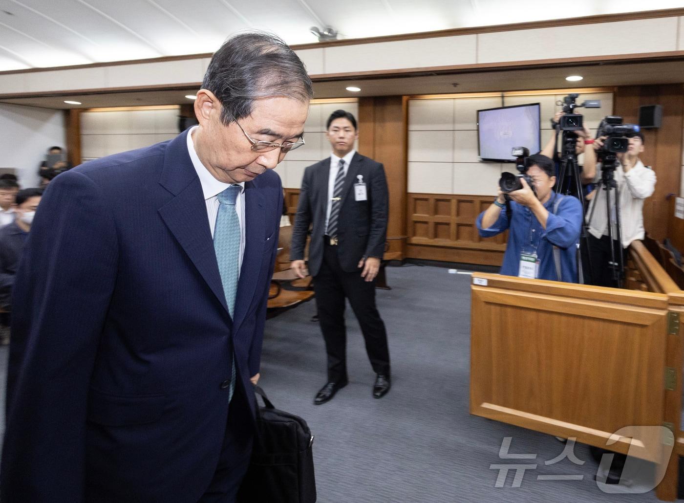 본문 이미지 - '내란방조 혐의'로 특검에 기소된 한덕수 전 국무총리가 30일 오전 서울 서초동 중앙지법에서 열린 첫 재판에 출석하고 있다. 2025.9.30/뉴스1 ⓒ News1 사진공동취재단