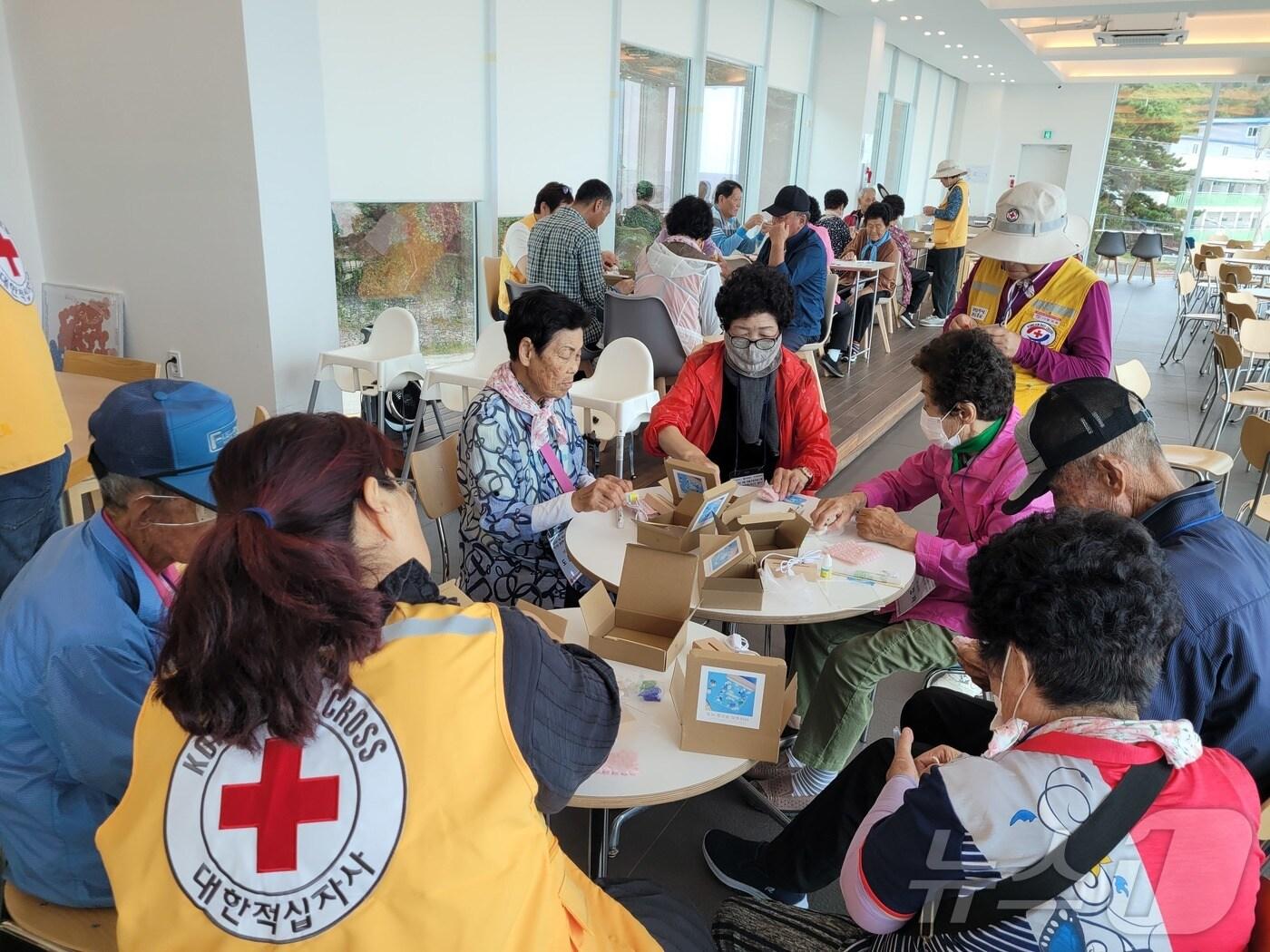 본문 이미지 - 대한적십자사 경북지사가 최근 경북 영덕에서 산불 이재민 35명과 구호 활동에 참여한 봉사원 10명을 대상으로 마음구호 프로그램 ‘바닷빛 힐링해(海)가 떴다’를 운영했다.(경북적십자사 제공. 재판매 및 DB금지) ⓒ News1 김대벽기자