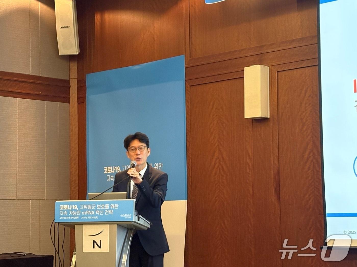 본문 이미지 - 김상표 모더나코리아 대표가 30일 강남 노보텔엠베서더에서 열린 기자간담회에서 설명하고 있다.&#40;김정은 기자&#41;