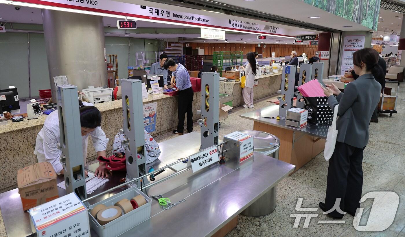 서울 중구 서울중앙우체국에서 시민들이 소포 및 우편 접수를 하고 있다.  2025.9.30/뉴스1 ⓒ News1 김성진 기자