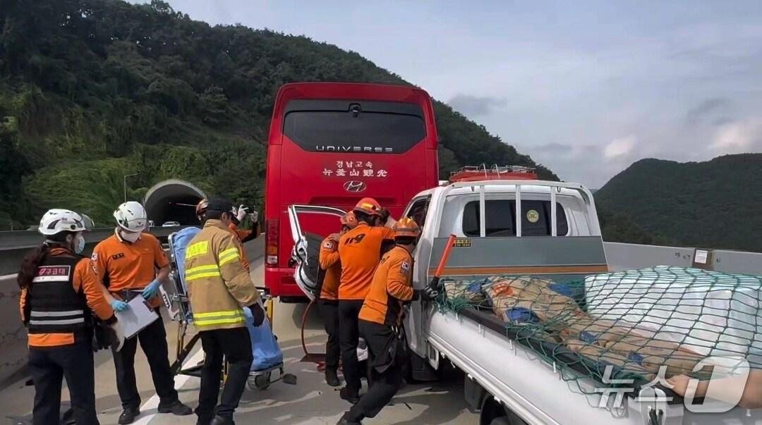 본문 이미지 - 30일 오전 10시 40분쯤 충북 보은군 회인면 서산영덕고속도로 회인IC 인근에서 1톤 화물차가 앞서가던 고속버스를 들이받아 소방당국이 구조하고 있다.(보은소방서 제공. 재판매 및 DB금지)/뉴스1