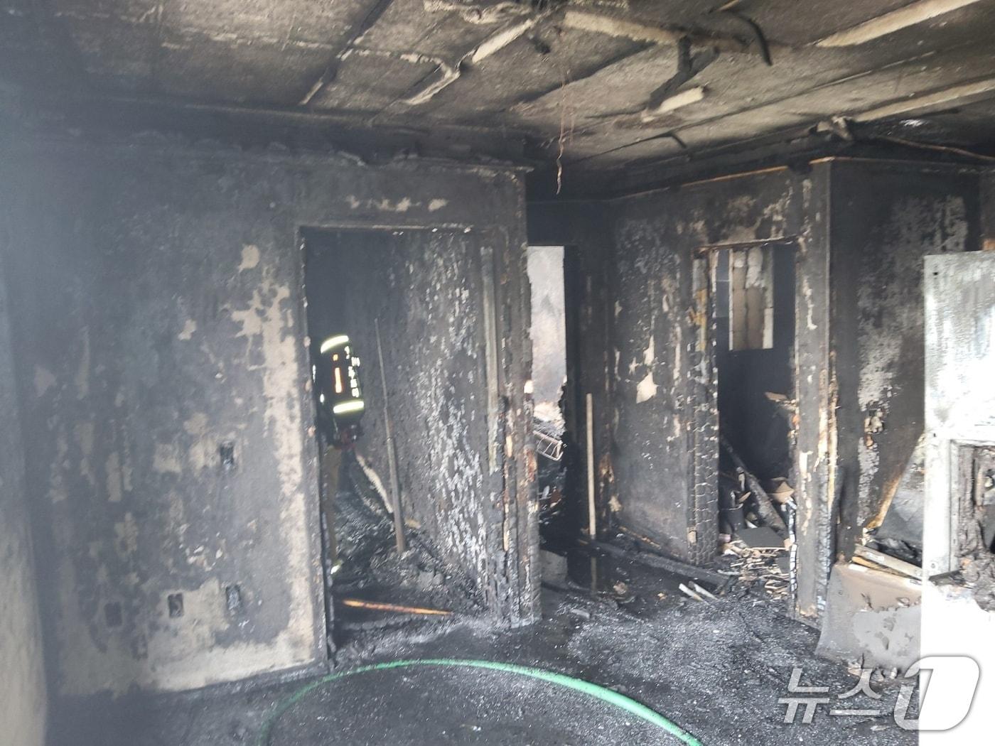 본문 이미지 - 30일 오전 11시 1분께 울산 중구의 한 다세대주택에서 화재가 발생해 50대 여성 A 씨가 사망했다. (울산소방본부 제공. 재판매 및 DB금지)/뉴스1