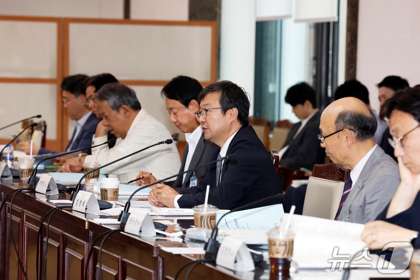 김영태 바이오헬스혁신위원회 부위원장&#40;서울대병원장&#41; 등 관계자들이 서울 종로구 정부세종청사에서 열린 &#39;제8차 바이오헬스혁신위원회&#39;에서 발언하고 있다&#40;보건복지부 제공&#41;