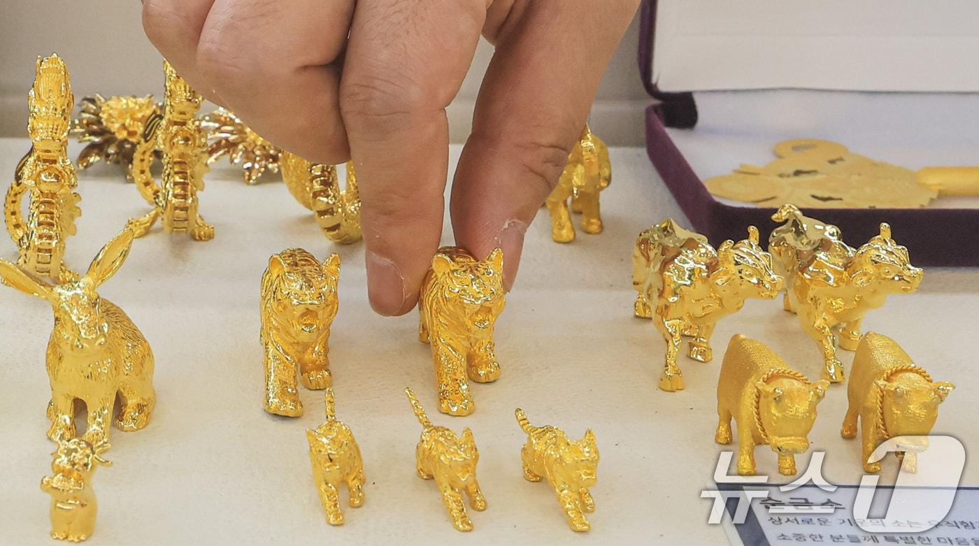 서울 종로구 한국금거래소에서 직원이 금 장식품을 정리하고 있다. 2025.9.30/뉴스1 ⓒ News1 이호윤 기자