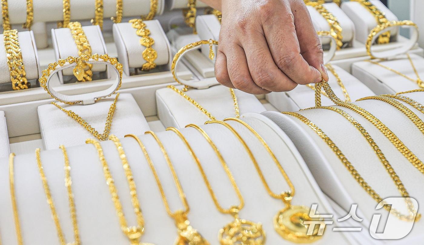 미국 연방 정부의 셧다운 가능성이 높아지자 국제 금값이 사상 최고가인 1온스 당 3800달러를 돌파한 가운데 30일 서울 종로구 한국금거래소에서 직원이 금 제품을 정리하고 있다. 2025.9.30/뉴스1 ⓒ News1 이호윤 기자