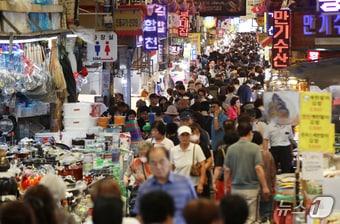 본문 이미지 - 지난 9월 30일 추석연휴를 앞두고 북적이는 부산 부전시장 모습. 2025.9.30/뉴스1 ⓒ News1 윤일지 기자