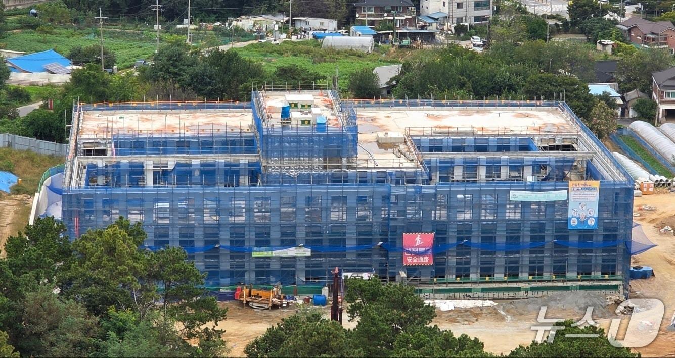 본문 이미지 - 충남권역 재활병원이 준공 기일을 초과하고도 공정률이 70%에도 못 미쳐 내년 3월 개원이 불투명해졌다. 2025.9.30. /뉴스1ⓒNews1 이시우 기자