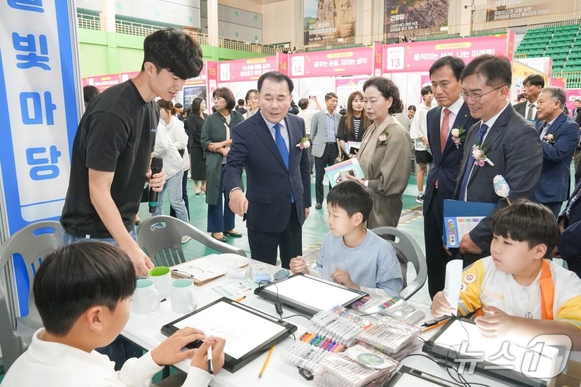 본문 이미지 - 김지철 충남교육감이 30일 서산시민체육관에서 열린 한글날 기념식에 참석한 모습. (충남교육청 제공, 재판매 및 DB금지) / 뉴스1