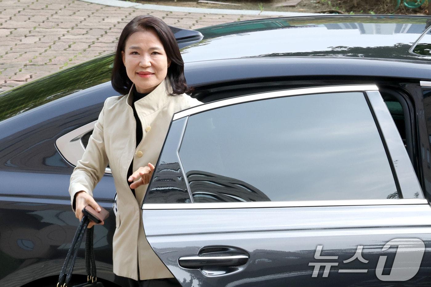 이진숙 방송통신위원장이 30일 경기도 정부과천청사 방송통신위원회로 출근하고 있다. 정부는 이날 이재명 대통령 주재로 열린 국무회의에서 2008년 출범한 방송통신위원회를 폐지하고 방송미디어통신위를 설치하는 내용을 골자로 하는 방송미디어통신위원회 설치법을 의결, 이진숙 방통위원장은 자동 면직된다. 2025.9.30/뉴스1 ⓒ News1 이광호 기자