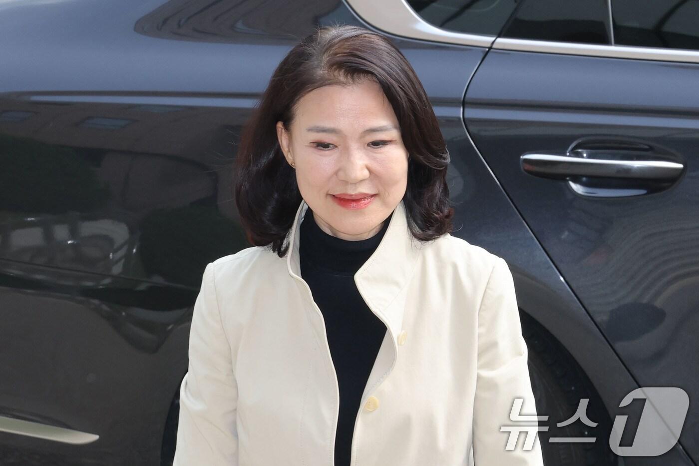 이진숙 방송통신위원장이 30일 경기도 정부과천청사 방송통신위원회로 출근하고 있다. 정부는 이날 이재명 대통령 주재로 열린 국무회의에서 2008년 출범한 방송통신위원회를 폐지하고 방송미디어통신위를 설치하는 내용을 골자로 하는 방송미디어통신위원회 설치법을 의결, 이진숙 방통위원장은 자동 면직된다. 2025.9.30/뉴스1 ⓒ News1 이광호 기자