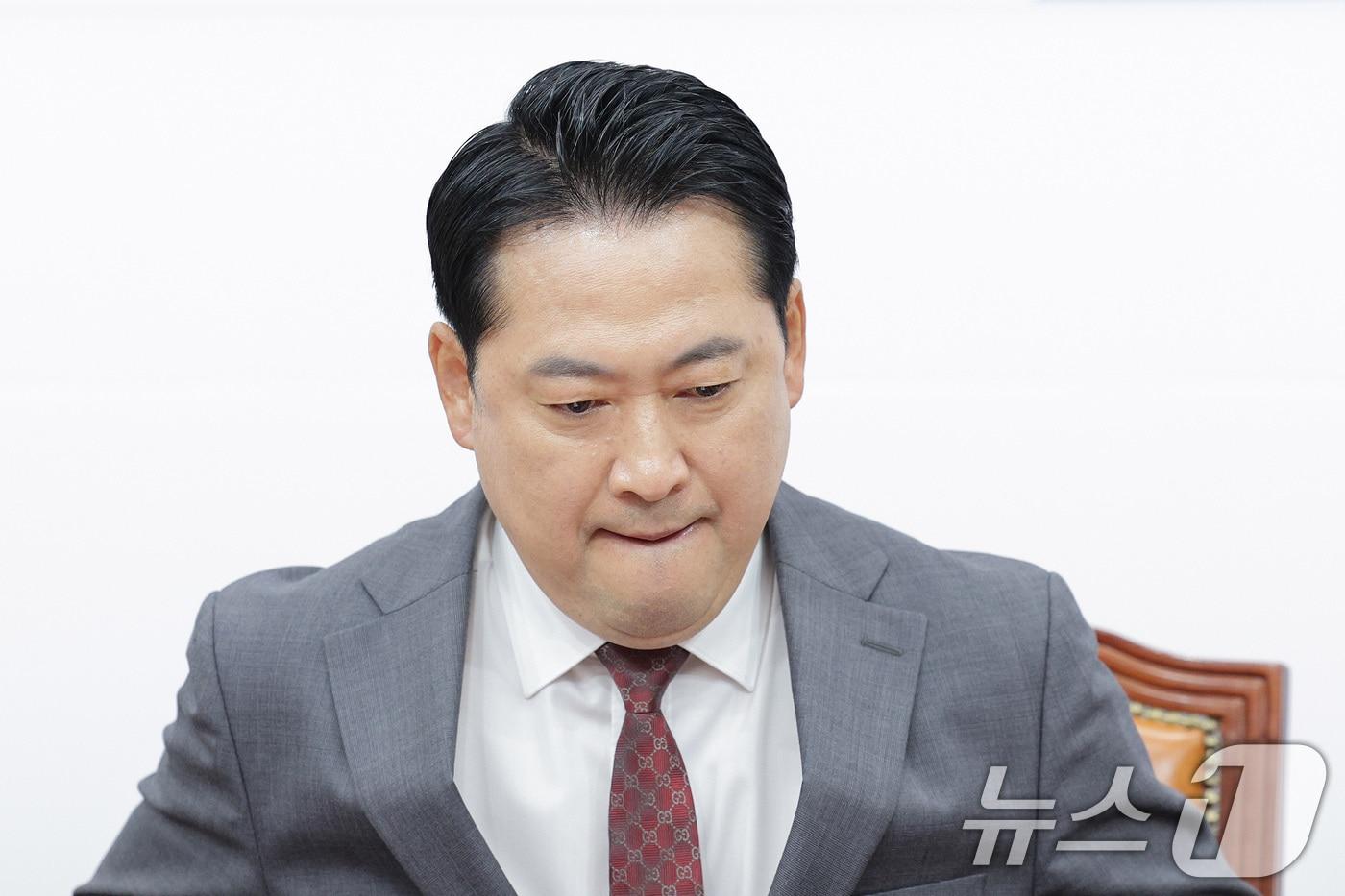 장동혁 국민의힘 대표가 30일 서울 여의도 국회에서 국정자원 화재로 인한 소상공인 피해 대책 마련 촉구 기자회견에 참석하고 있다. ⓒ News1 신웅수 기자