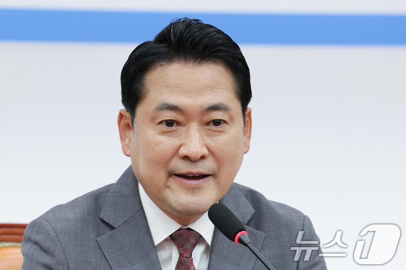 장동혁 국민의힘 대표가 30일 서울 여의도 국회에서 국정자원 화재로 인한 소상공인 피해 대책 마련 촉구 기자회견을 하고 있다. 2025.9.30/뉴스1 ⓒ News1 신웅수 기자