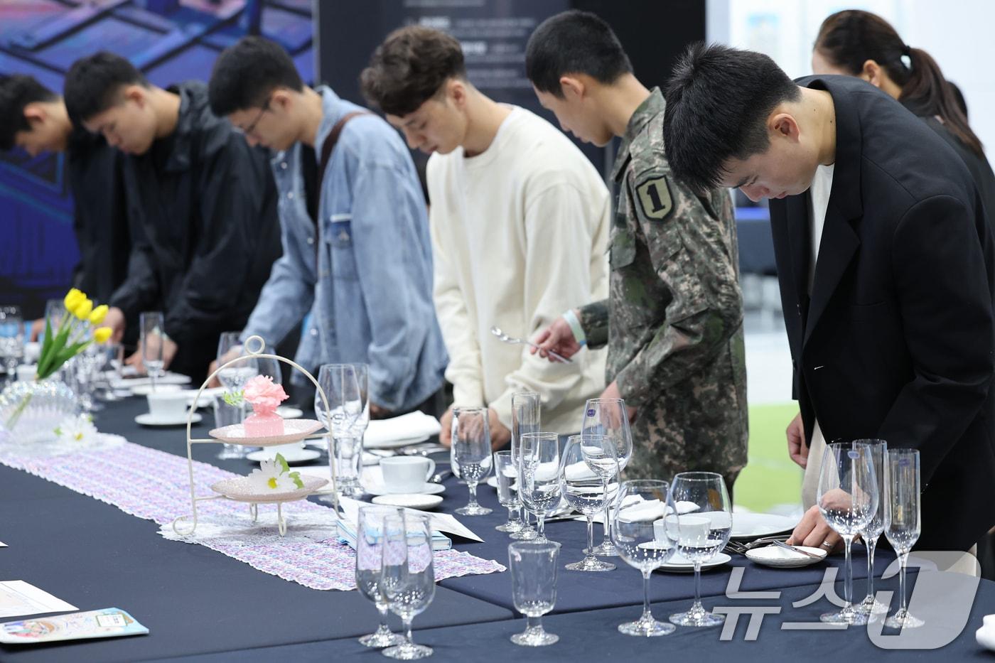 본문 이미지 - 30일 서울 서초구 aT센터에서 열린 2025 관광 일자리 페스타에서 관람객들이 호텔리어 체험을 하고 있다. 2025.9.30 ⓒ 뉴스1 안은나 기자