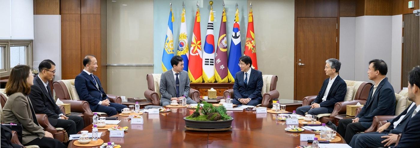 안규백 국방부 장관이 내란극복·미래국방 설계를 위한 민관군 합동 특별자문위원회 위원들과 대화하고 있다.&#40;국방부 제공&#41;