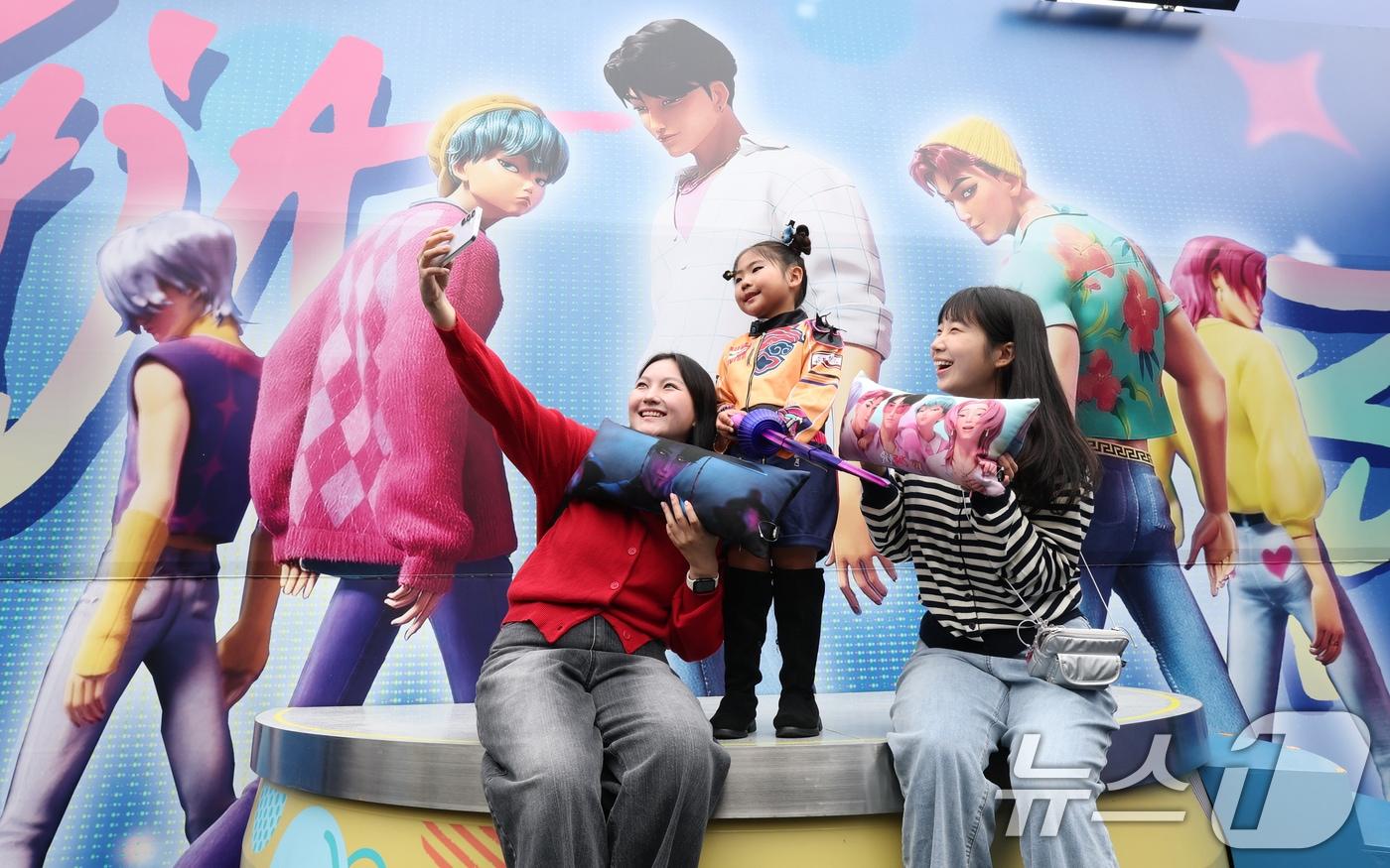 30일 경기 용인시 처인구 에버랜드 &#39;케이팝 데몬 헌터스&#39; 테마존에서 관람객들이 사자보이즈 포토존에서 사진을 찍고 있다. 2025.9.30/뉴스1 ⓒ News1 김영운 기자