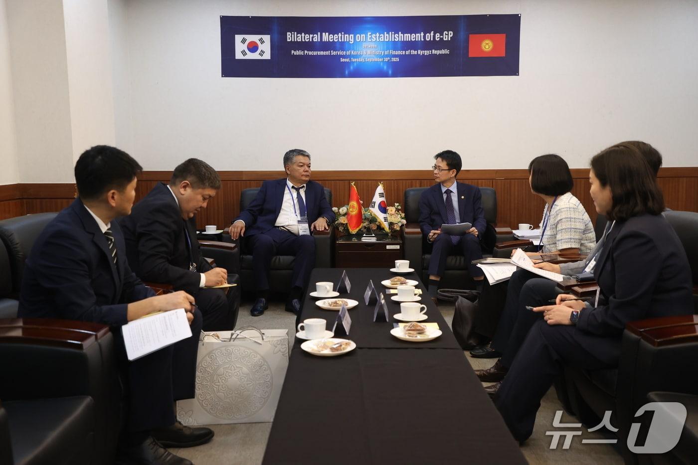 백승보 조달청장(오른쪽)과 키르기즈공화국 에른스트 칼디바예프 재무부 차관이 30일 양자 회의를 통해 나라장터의 성공적인 진출 방안에 대해 논의하고 있다. (조달청 제공.재판매 및 DB금지)/뉴스1