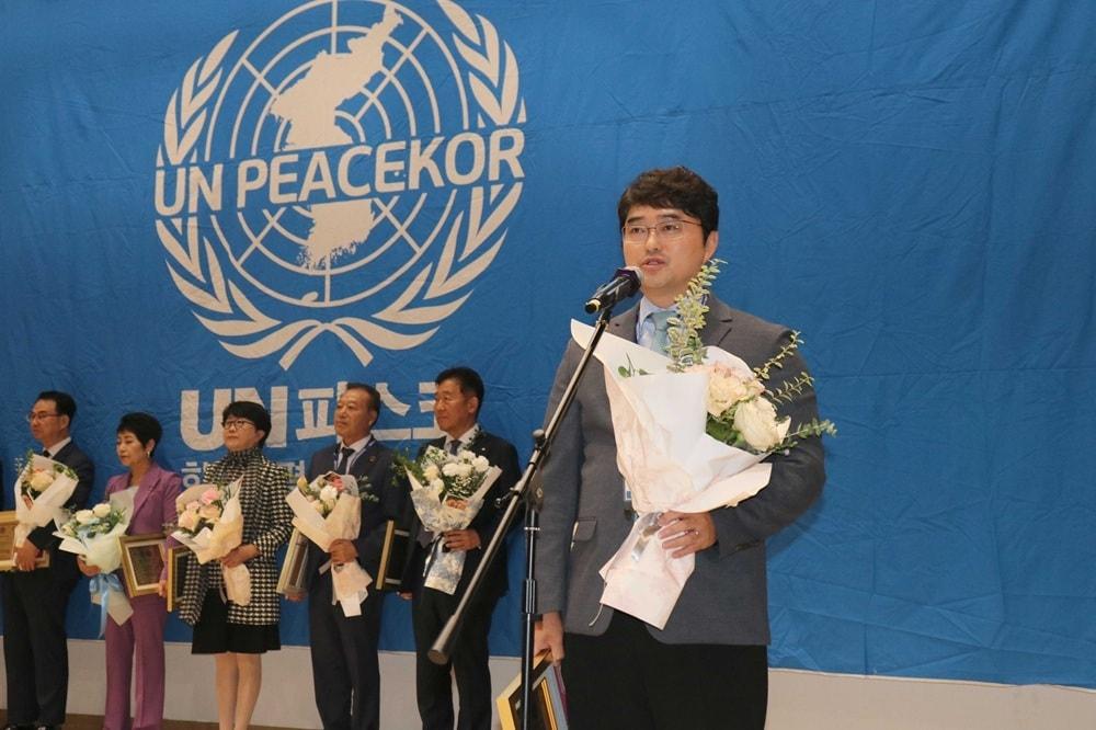 본문 이미지 - 이창재 대웅제약 대표가 29일 UN피스코에서 주최한 2025년 SDGs 대상에서 &#39;건강과 웰빙&#39; 부문에서 상을 받은 후 소감을 말하고 있다.&#40;대웅제약 제공&#41;/뉴스1