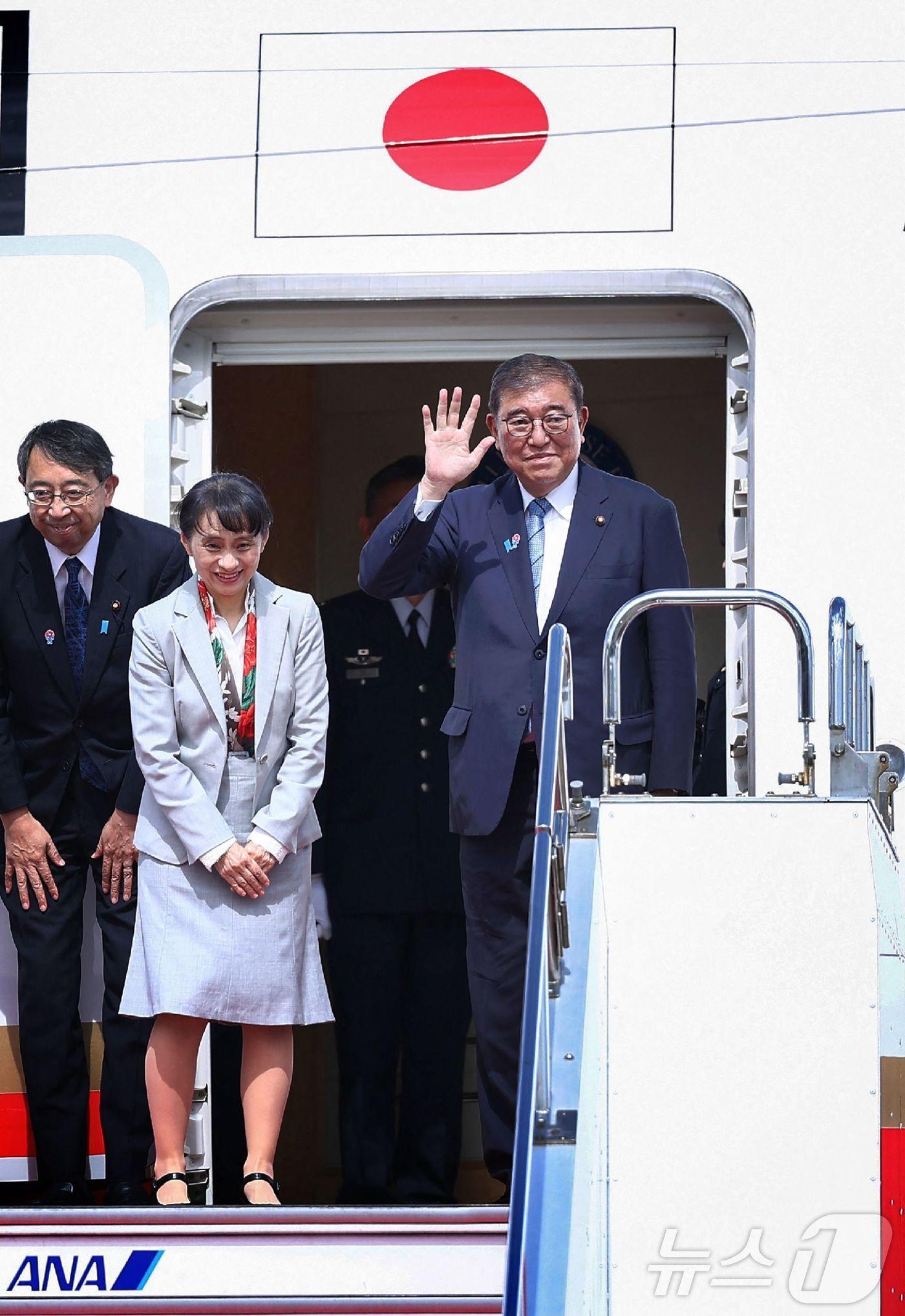 본문 이미지 - 이시바 시게루 일본 총리(오른쪽)과 부인 요시코 여사가 30일 이재명 대통령과 정상회담을 위해 도쿄 하네다 공항에서 부산행 비행기에 탑승하고 있다. 2025.09.30. ⓒ AFP=뉴스1 ⓒ News1 윤다정 기자